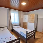 Peaceful Garden House Villach 아파트 *